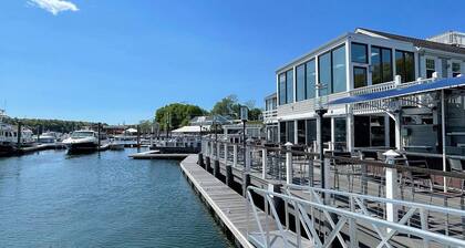 Beautiful 2 Bedroom Water View Townhome - Walk to Main St in East Greenwich