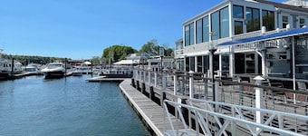 Beautiful 2 Bedroom Water View Townhome - Walk to Main St in East Greenwich