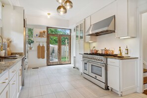 Fridge, microwave, oven, stovetop - "Luxurious Retreat for Families, Couples & Work Getaways Cozy Oasis of Elegance! (Memphis)