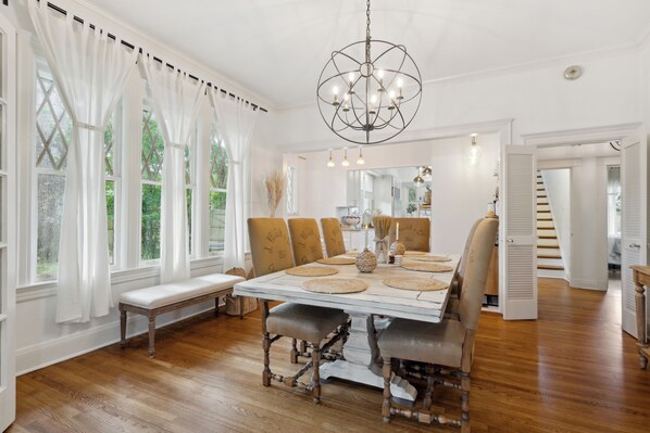 Dining - "Luxurious Retreat for Families, Couples & Work Getaways Cozy Oasis of Elegance! (Memphis)