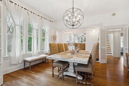 "Luxurious Retreat for Families, Couples & Work Getaways Cozy Oasis of Elegance!