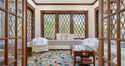 "Luxurious Retreat for Families, Couples & Work Getaways Cozy Oasis of Elegance!