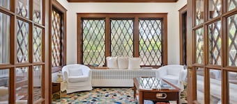 "Luxurious Retreat for Families, Couples & Work Getaways Cozy Oasis of Elegance!
