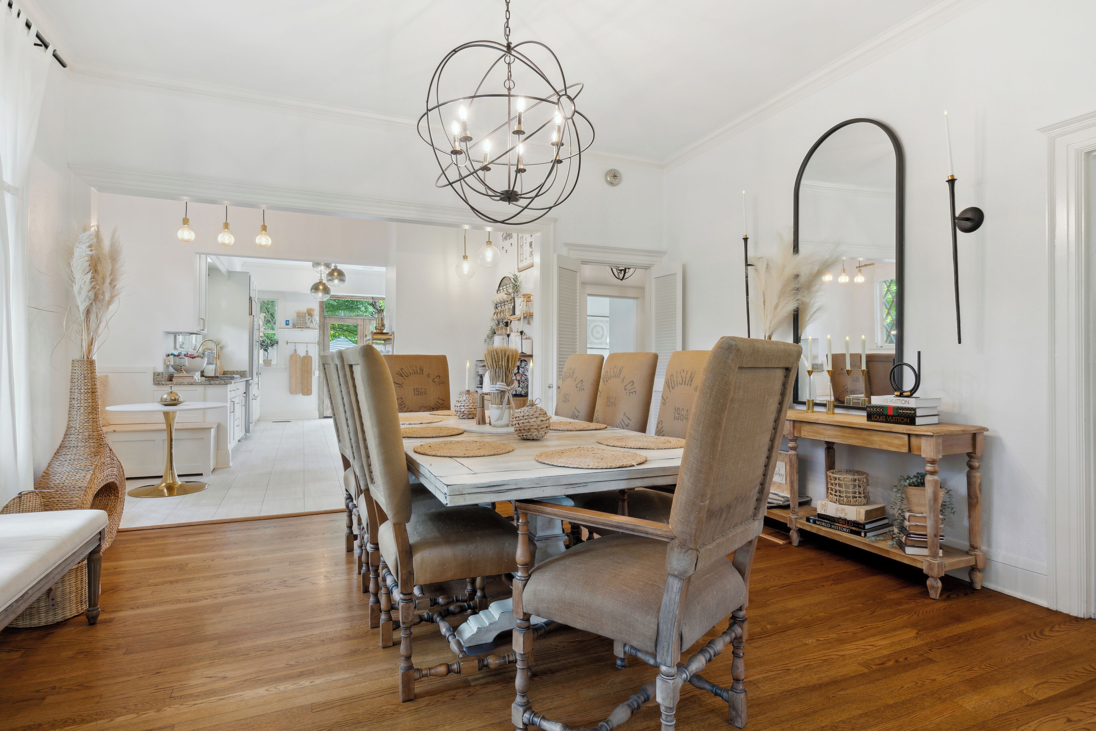 Stunning RH furnishing & sharming breakfast nook that elevates every meal!!!!!