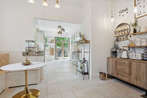 Fridge, microwave, oven, stovetop - "Luxurious Retreat for Families, Couples & Work Getaways Cozy Oasis of Elegance! (Memphis)