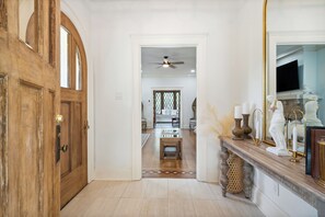 Interior - "Luxurious Retreat for Families, Couples & Work Getaways Cozy Oasis of Elegance! (Memphis)