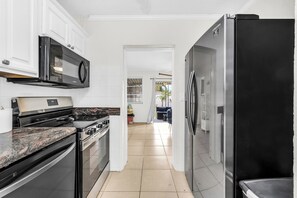 Private kitchen - Charming West Palm Beach Retreat (West Palm Beach)