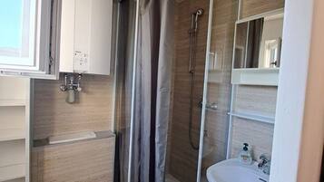 SĂšche-cheveux, serviettes fournies, savon, shampoing