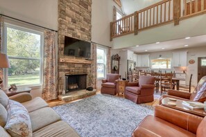 Smart TV, fireplace, DVD player, video library - Creek Front and Gorgeous Mountain View’s, Fishing, Tubing, WiFi (Hayesville)