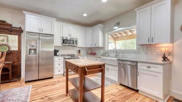 KĂŒhlschrank, Mikrowelle, Ofen, Herdplatte