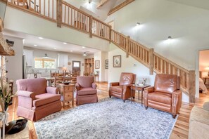 Interior - Creek Front and Gorgeous Mountain View’s, Fishing, Tubing, WiFi (Hayesville)