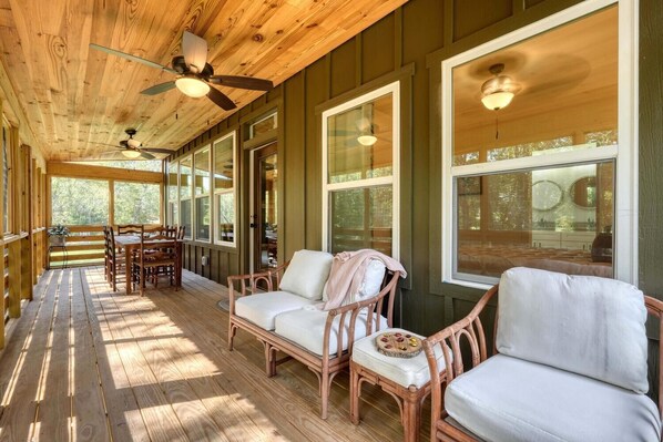Outdoor dining - Creek Front and Gorgeous Mountain View’s, Fishing, Tubing, WiFi (Hayesville)