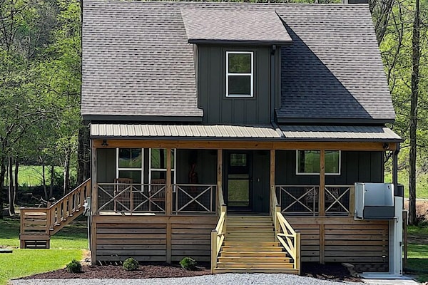 Front of the cabin with a lift for easy access.