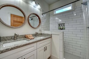 Dusche, Haartrockner, Handtücher, Seife