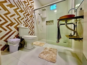 Regadera, toallas, papel de baño 