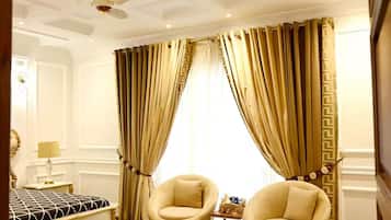 5 makuuhuonetta, tallelokero huoneessa, työpöytä, silitysrauta/-lauta