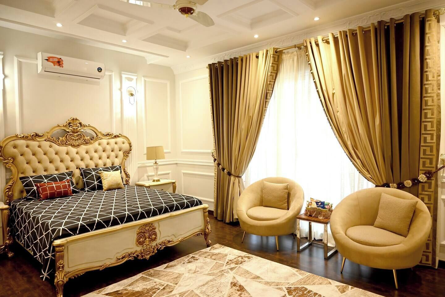 5 camere, una cassaforte in camera, una scrivania, ferro/asse da stiro