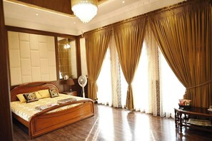 5 bedrooms, in-room safe, desk, iron/ironing board