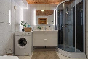 Haartrockner, Handtücher, Seife, Shampoo