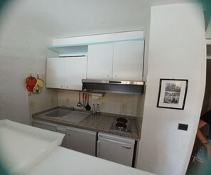 Een koelkast, een microgolfoven, een kookplaat