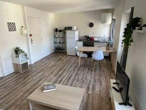 Interior - Large Studio 100m from the beach (Toulon)