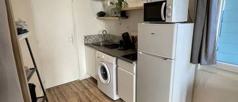 Een koelkast, een microgolfoven, een koffiezetapparaat/waterkoker