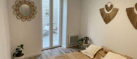 2 bedrooms, desk, WiFi, bed sheets