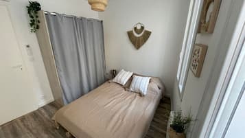 2 室のベッドルーム、デスク、WiFi、ベッドシーツ