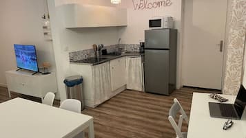 Een koelkast, een magnetron, een koffiezetapparaat/waterkoker