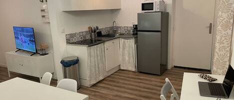 Frigorifero, microonde, macchina per tè/caffè, tostapane