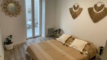 2 makuuhuonetta, työpöytä, Wi-Fi, vuodevaatteet