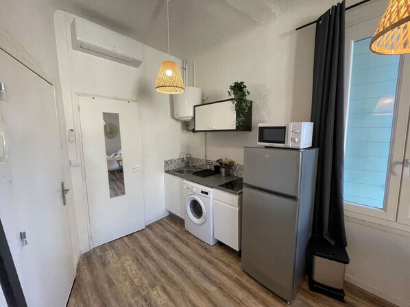 Fridge, microwave, coffee/tea maker, toaster