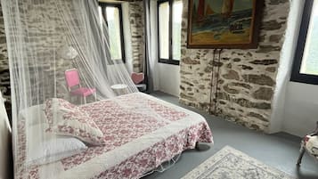 6 slaapkamers, een bureau, wifi, beddengoed