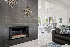 Älytelevisio, takka, pöytäjalkapallopöytä, pöytätennispöytä