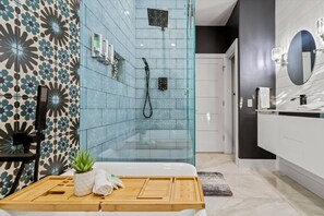 Doccia, vasca idromassaggio, asciugacapelli, asciugamani