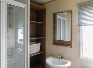 Cabaña | Baño | Regadera y papel de baño 