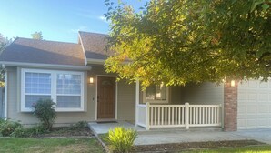 A single-story house with a front porch, a garage, and a well-maintained lawn. - Charming, Newly remodeled, 3+Br/2Ba house, with office, in Meridian (Meridian)