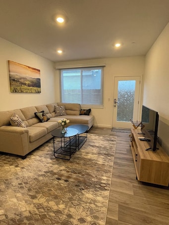 Smart TV. Cozy-Quiet-Spacious Guest Suite Fresno/Clovis CA 10 minutes to Yosemite Airport