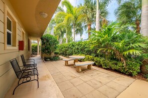 Outdoor dining - Sunny Retreat: Cozy APT in WPB #2 (West Palm Beach)