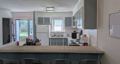 Charming 2-bedroom townhome with AC and WiFi in peaceful Summerton