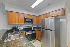 Frigorífico, microondas, horno y placa de cocina