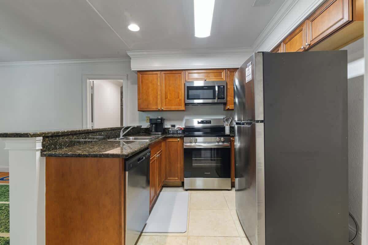 Frigorífico, microondas, horno y placa de cocina