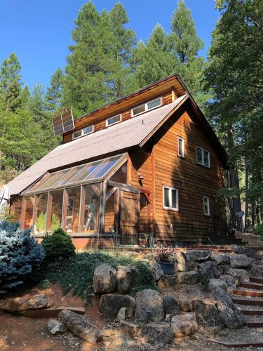 Cozy cabin in the forest. 5 miles out of town.