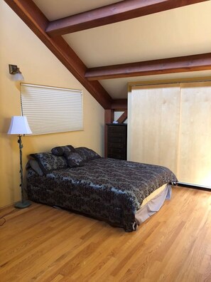 Desk, WiFi, bed sheets