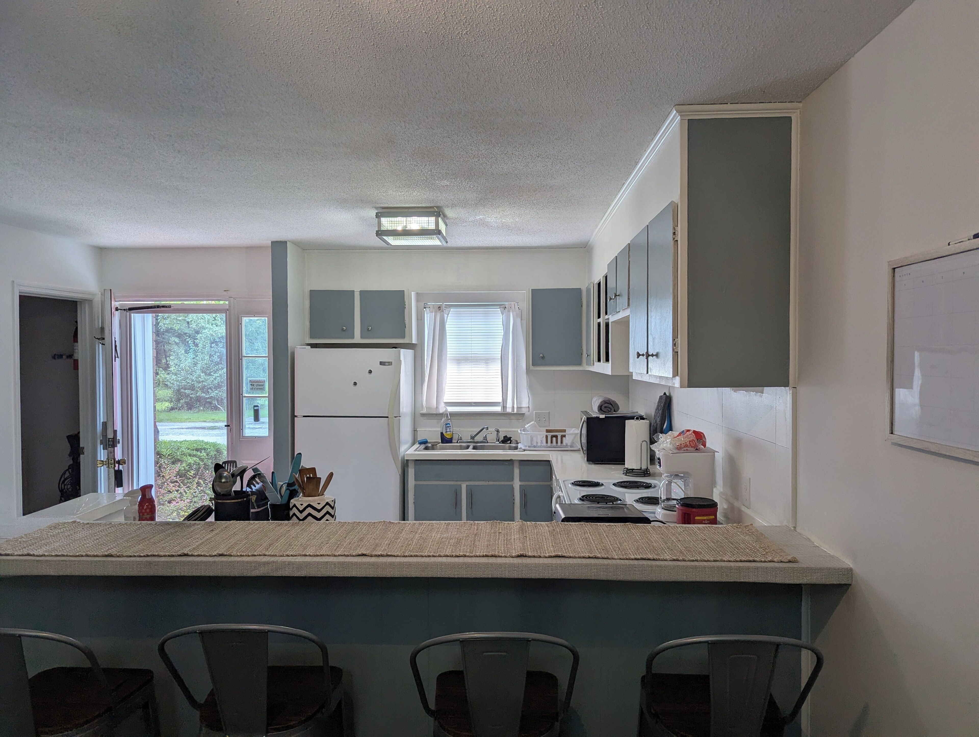 Jääkaappi, mikroaaltouuni, uuni, liesi