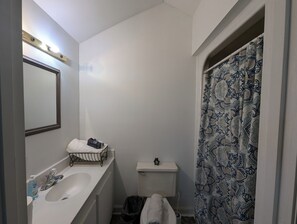 Doccia, asciugamani, sapone, shampoo