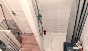 Shower, hair dryer, soap, shampoo - Furnished room in an upscale house with garden near the metro. (Châtillon)