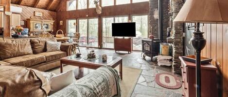 Smart TV, chimenea, libros y impresora