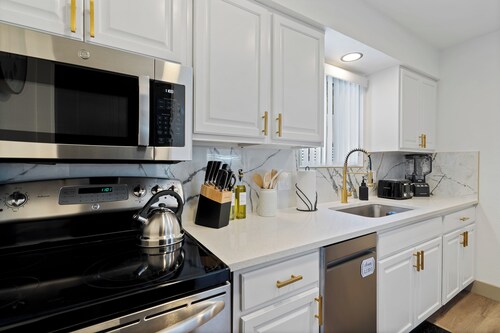 Elegant 2-bedroom townhome in Central Tucson with WiFi, AC