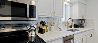 Elegant 2-bedroom townhome in Central Tucson with WiFi, AC